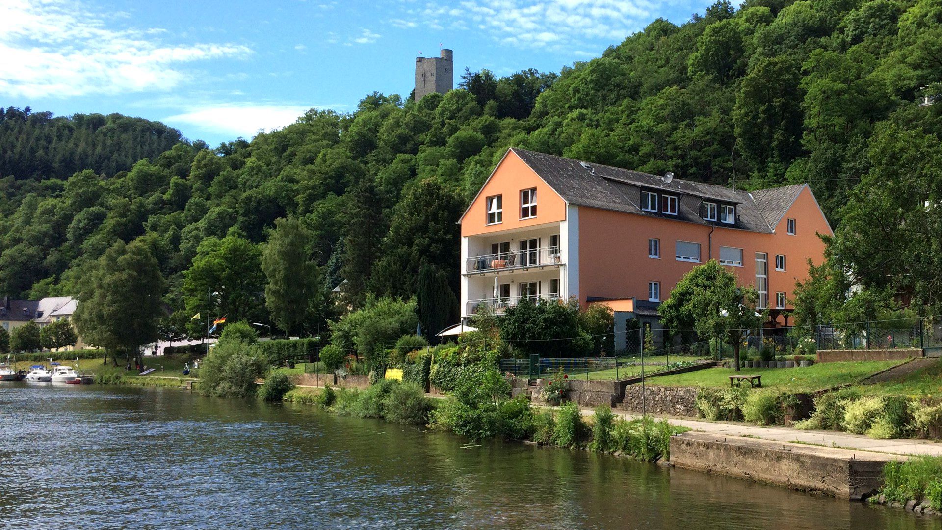 Haus am Fluss an der Lahn mit der Laurenburg